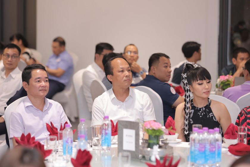 TS.Vũ Hoài Nam – Bí thư Đảng ủy, Tổng Biên tập Báo Pháp luật Việt Nam (bìa trái) và các vị khách mời.