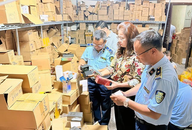 Lực lượng chức năng kiểm tra hàng hoá.