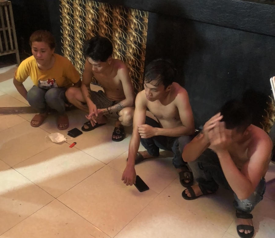 Các đối tượng sử dụng trái phép chất ma túy tại quán karaok Thỏ Ngọc khi bị bắt quả tang.