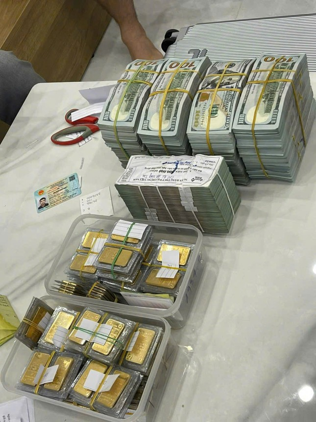 Số ngoại tệ thu giữ lên đến hàng triệu USD.