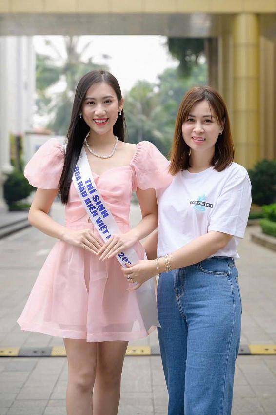 Doanh nhân Ánh Hồng - Phó BGK cuộc thi trao sash cho thí sinh.