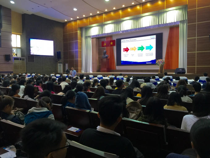 Các bạn sinh viên lắng nghe chia sẻ của đại diện Suntory PepsiCo về cơ hội nghề nghiệp.