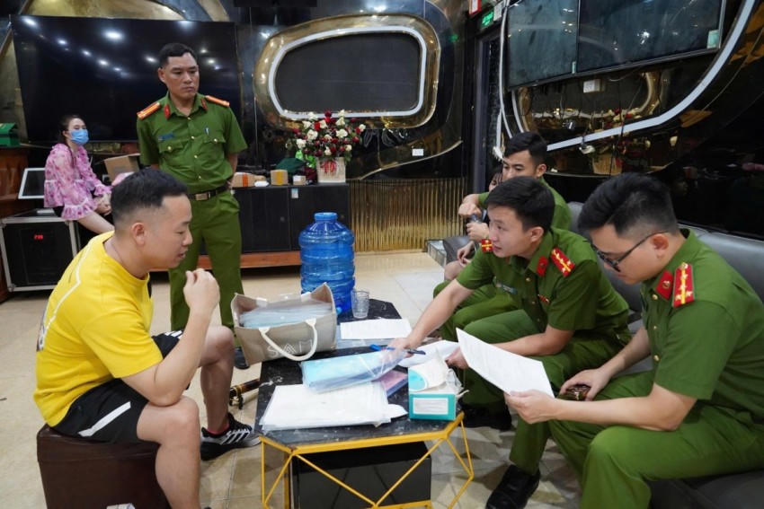 Chủ cơ sở Hoàng Trung Phong (áo phông vàng) làm việc với tổ công tác.
