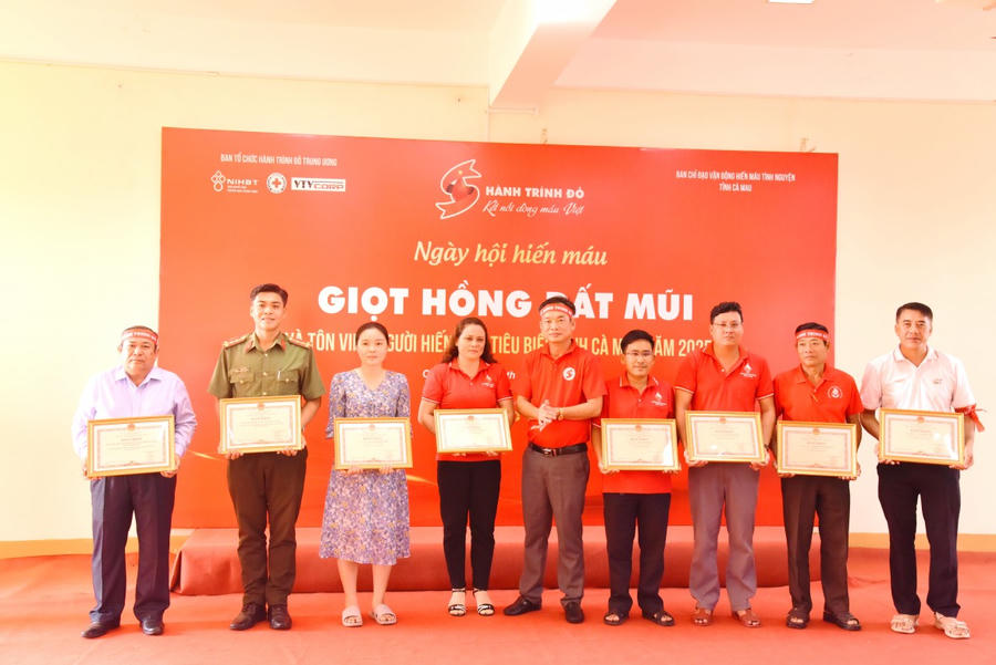 Ông Nguyễn Văn Khởi - Phó Chủ tịch Ủy ban MTTQ Việt Nam tỉnh Cà Mau trao Bằng khen của Chủ tịch UBND tỉnh cho các tổ chức, hộ gia đình, cá nhân có thành tích tiêu biểu, xuất sắc trong công tác tuyên truyền, vận động và hiến máu tình nguyện năm 2024 (Ảnh Hữu Đệ).