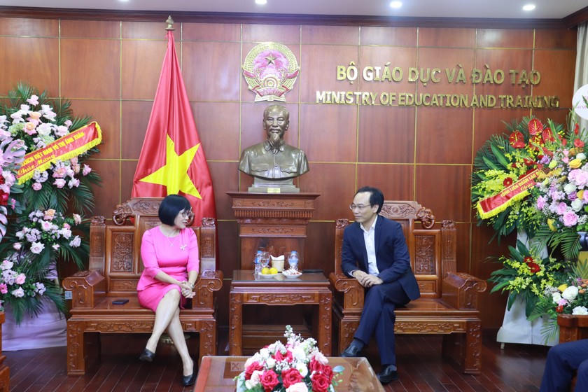 Thứ trưởng Đặng Hoàng Oanh gửi tới tập thể, lãnh đạo Bộ Giáo dục & Đào tạo lời chúc mừng tốt đẹp nhân dịp Ngày Nhà giáo Việt Nam 20/11.