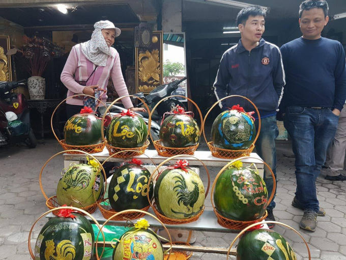 Những hình vẽ được khắc rất tinh tế và nổi bật mang ý nghĩa trong ngày Tết cổ truyền của dân tộc.