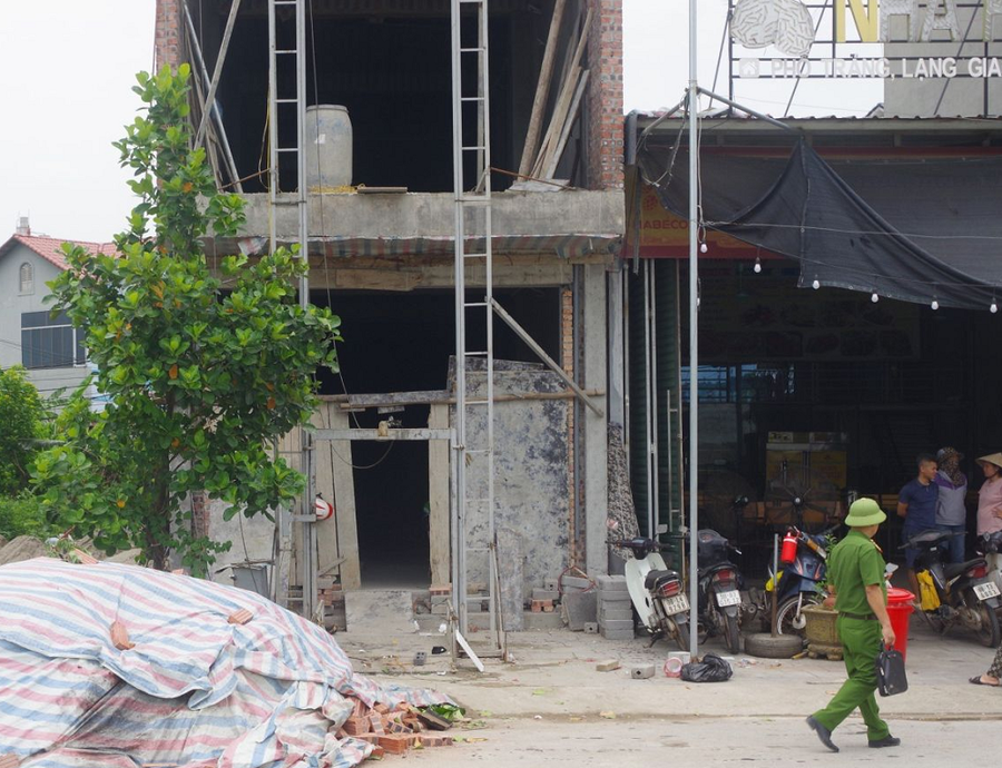Hiện trường ngôi nhà có thang máy tự chế bị rơi khiến 7 người nhập viện. Ảnh: Công an Bắc Giang