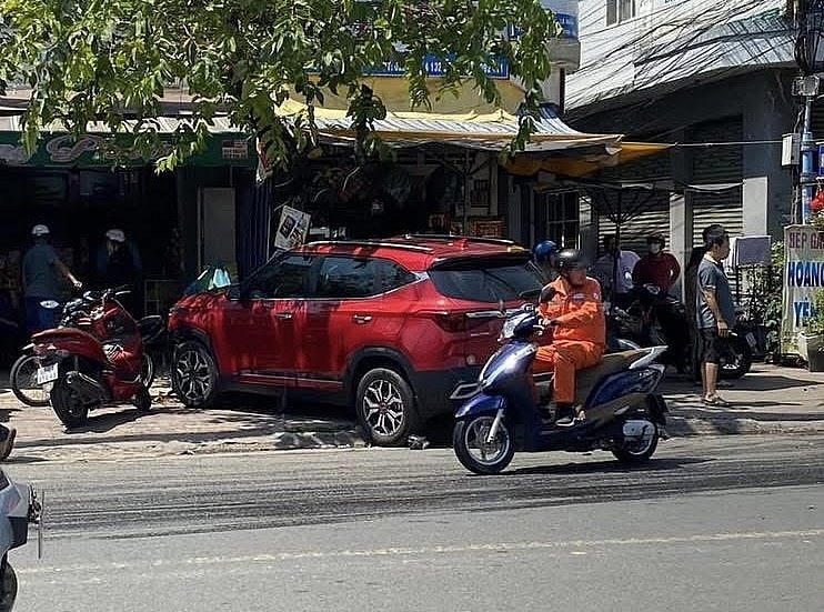 Xe ô tô leo lên lề.