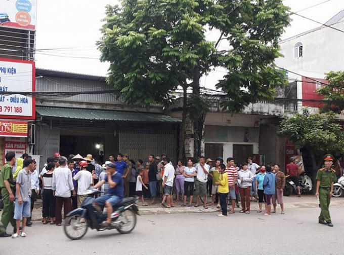 Nhiều người dân bàng hoàng trước sự việc xảy ra.