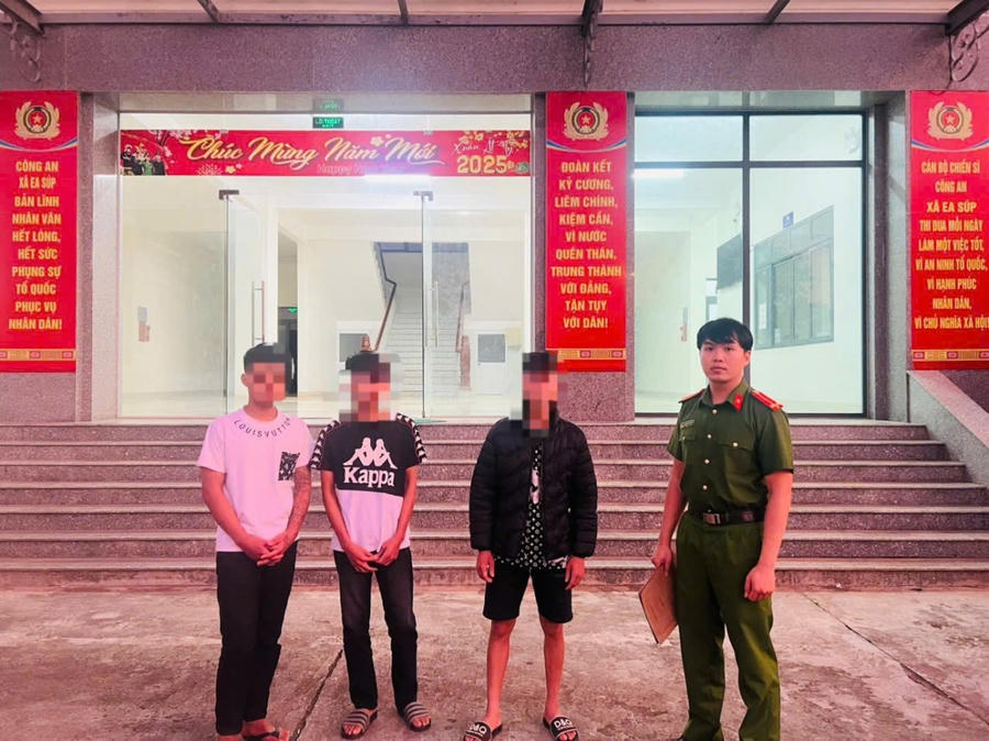 Các đối tượng tại cơ quan công an.