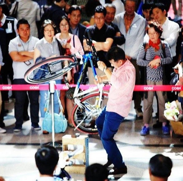Nghệ nhân đang thực hiện màn "cân bằng xe đạp" trong một chuyến lưu diễn. (Ảnh: Instagram)