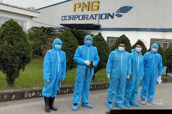 Cán bộ công an tỉnh Hải Dương trang bị bảo hộ vào khám nghiệm hiện trường điều tra vụ việc tại Công ty THNH PNG.