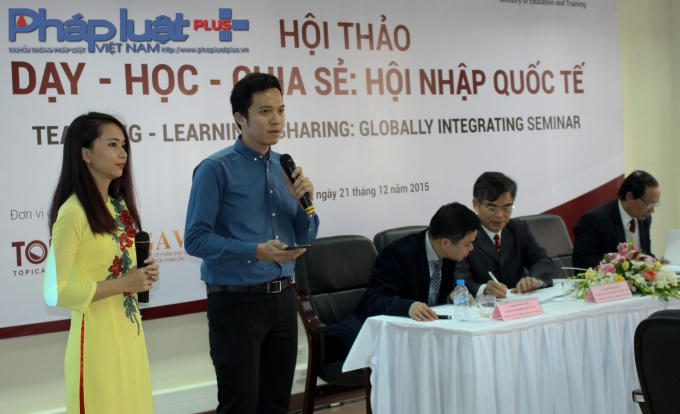 Anh Noppon cùng một số giáo viên Thái Lan chia sẻ việc dạy-học-chia sẻ. (Ảnh: Đức Biên)