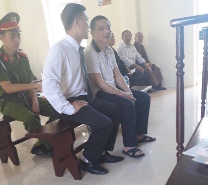 Ông Kiên và luật sư tại phiên tòa một phiên tòa sơ thẩm.