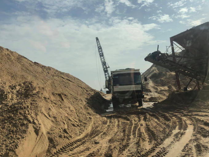 Xe vận chuyển vật liệu vẫn tấp nập ra vào. Trong thông báo kết quả giải quyết tố cáo của UBND quận 9, thì bà Nguyễn Thị Nga đã cho Công ty TNHH Xây dựng - Thương mại Đại Gia Huy và Công ty TNHH Thương mại - Xây dựng Hiệp Đại Phát thuê làm bãi trung chuyển cát, đá xây dựng.