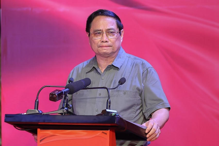 Thủ tướng xúc động nói: "Đất nước ta vinh dự, tự hào đã sinh ra các Anh hùng liệt sĩ và các Anh hùng liệt sĩ đã làm rạng rỡ cho non sông, đất nước ta". Ảnh: Nhật Bắc