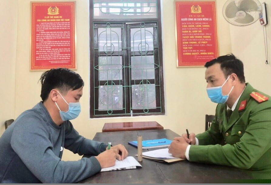 Công an phường Hải Thành phát hiện, bắt quả tang Đinh Viết Dũng có hành vi đốt pháo trái phép.