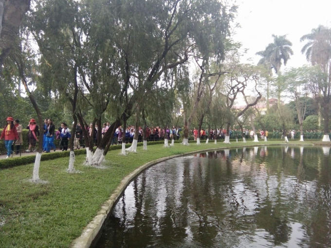 Sau khi rời Lăng Bác, các em được tham quan ngôi nhà sàn đơn sơ – nơi Bác từng sống, ngắm nhìn ao cá, vườn cây Người từng tự tay chăm sóc.