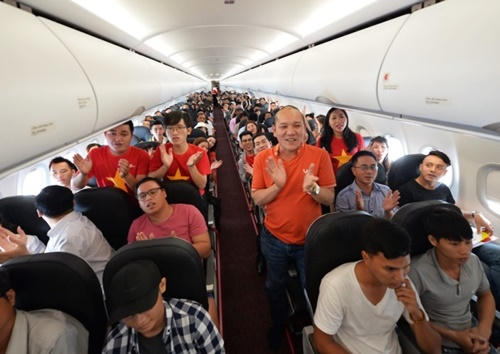 Giảng viên thanh nhạc Quang Thái chia sẻ, đây là lần đầu tiên anh được hòa giọng với hàng trăm hành khách ngay tàu bay ở độ cao hơn 10.000 mét. “Đây là trải nghiệm không thể nào quên với cá nhân tôi và các anh chị em nghệ sĩ”, anh nhấn mạnh.