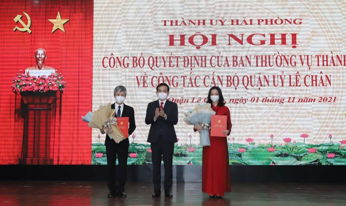 Bí thư Thành ủy Hải Phòng Trần Lưu Quang chúc mừng các đồng chí trên cương vị mới.