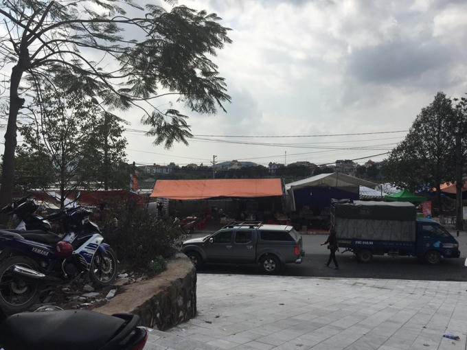 Xe máy ô tô vô tư đi lại dừng đỗ.