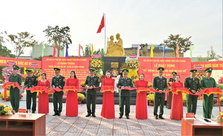 Các đồng chí trong Ban thường vụ, Bộ chỉ huy Bộ đội Biên phòng tỉnh Kiên Giang, thực hiện nghi thức cắt băng khánh thành Tượng đài