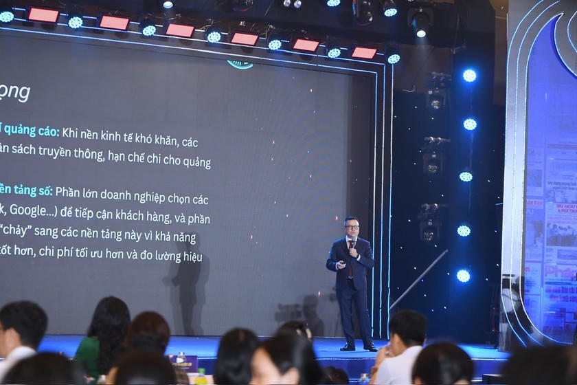 Theo Chủ tịch Hội Nhà báo Việt Nam, các cơ quan báo chí nên tìm ra cách cân bằng giữa đổi mới kỹ thuật số và giá trị truyền thống thì sẽ có nhiều cơ hội để duy trì sự gắn bó của độc giả, gia tăng giá trị thương hiệu của báo. (Ảnh: Ngọc Nga)