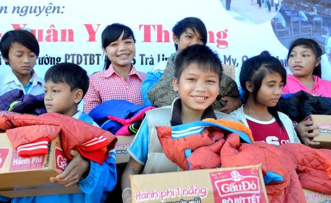 Những m&oacute;n qu&agrave; m&ugrave;a đ&ocirc;ng ấm &aacute;p, thắm nghĩa t&igrave;nh của SV Đ&agrave; Nẵng đến trẻ v&ugrave;ng cao