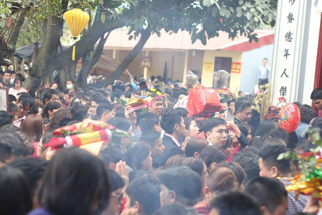 Để tránh va chạm, nhiều người phải đội cả mâm lễ lên đầu.