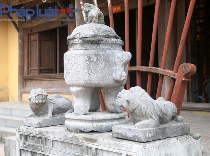 Đỉnh hương cổ bằng đá có đôi nghê chầu hai bên, được đặt phía ngoài ngay trước gian giữa của cung Đệ Tam.