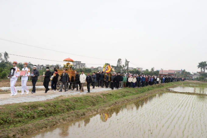 Đoàn tang lễ đưa linh cữu Thứ trưởng Phạm Quý Tiêu - Ủy viên Ban cán sự Đảng, Thứ trưởng Bộ GTVT, Phó chủ tịch Ủy ban Quốc gia Tìm kiếm cứu nạn, Phó chủ tịch Ủy ban An ninh hàng không dân dụng Quốc gia về nghĩa trang quê nhà. 