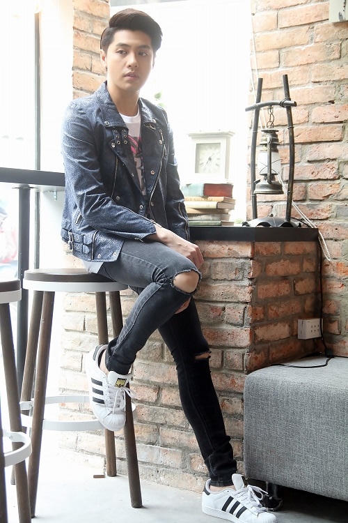 Noo khỏe khoắn cùng áo phông, quần jeans rách, giày thể thao và áo da kéo khóa.