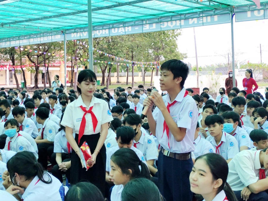 Học sinh của trường THCS Võ Văn Truyện tham gia buổi tuyên truyền