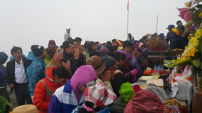 D&ograve;ng người lễ b&aacute;i trước ch&ugrave;a Đồng. Đ&acirc;y l&agrave; ng&ocirc;i ch&ugrave;a được đ&uacute;c ho&agrave;n to&agrave;n bằng đồng nguy&ecirc;n chất với chiều d&agrave;i 4,6m; rộng 3,6m; cao 3,35m v&agrave; nặng hơn 70 tấn. Ng&ocirc;i ch&ugrave;a tr&ocirc;ng như một đ&agrave;i sen, nơi thờ đức Phật Th&iacute;ch Ca M&acirc;u Ni v&agrave; ba vị tổ thiền ph&aacute;i Tr&uacute;c L&acirc;m.&nbsp;