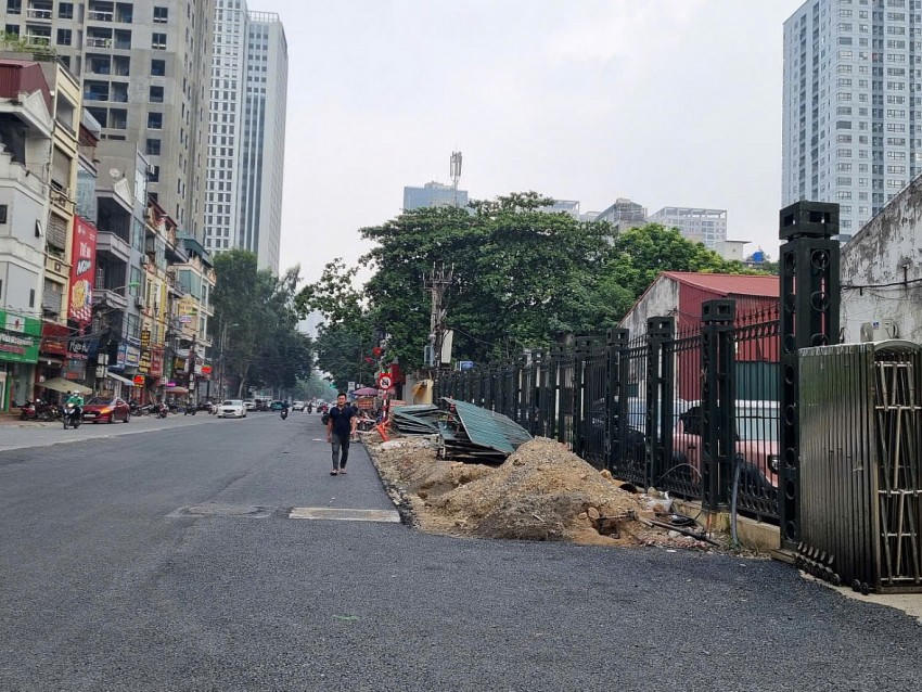 Công trình vẫn đang ngổn ngang vật liệu.
