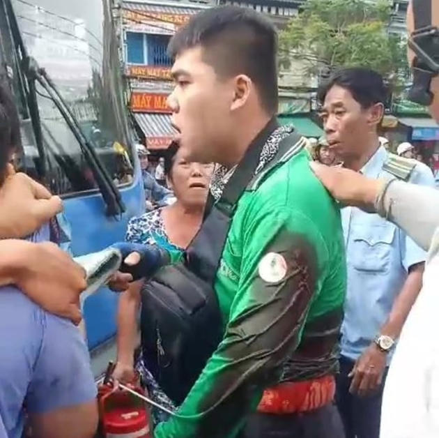 thanh-nien-mac-ao-grab