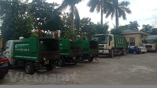 Trong khi những người lao công ở xã Tiên Dương đang