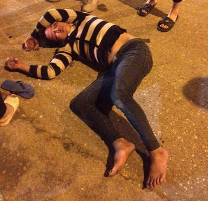 Hình ảnh hành khách nằm bất tỉnh bên đường sau khi bị hành hung. (Ảnh: Khiêm Ngoc Đoan).