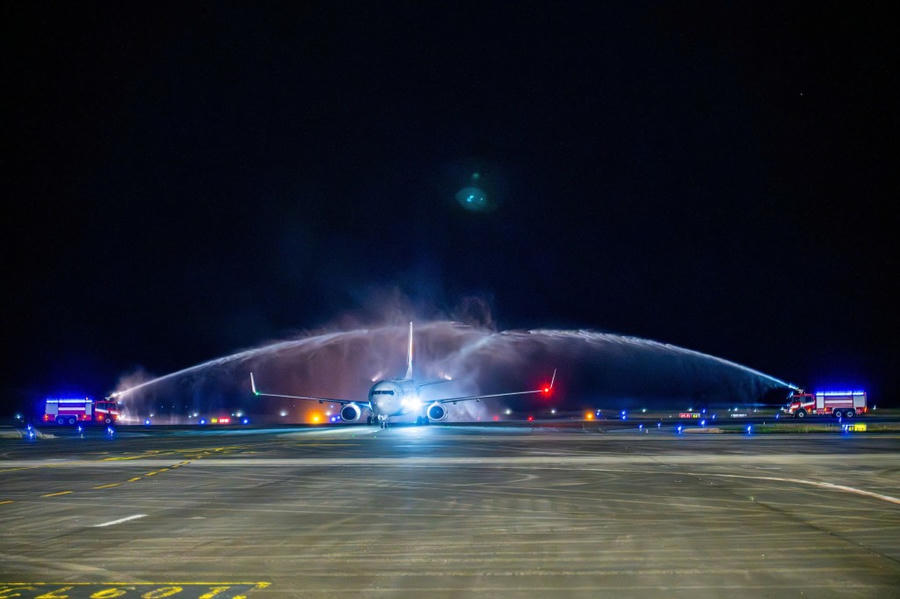 Màn phun nước vòi rồng chào đón chuyến bay charter đầu tiên từ Thâm Quyến (Trung Quốc) đến Cảng HKQT Vân Đồn.