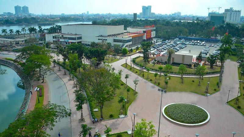 Công viên cây xanh được xây dựng nối liền với hồ Quần Ngựa tại khu vực Cung Văn hóa hữu nghị Việt Tiệp tạo nên một không gian xanh giữa trung tâm TP Hải Phòng. (Ảnh: taxivugia)