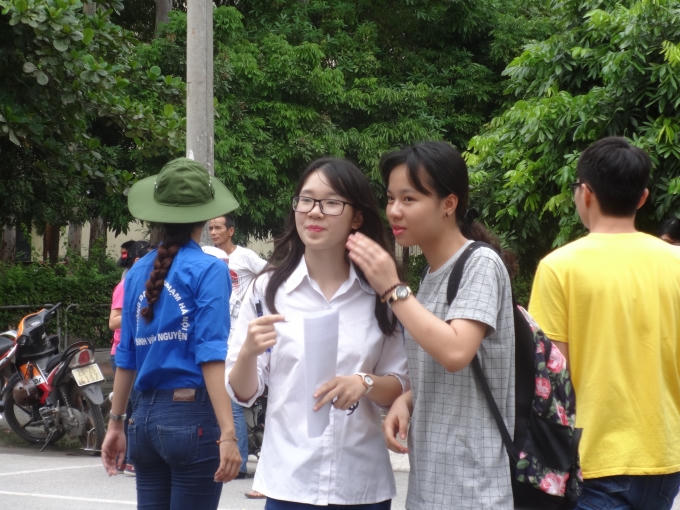 Nhiều bạn thí sinh rất vui vẻ sau khi hoàn thành môn thi thứ 3.
