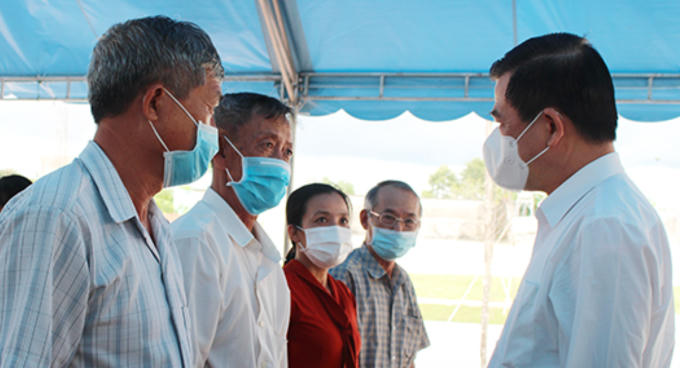 Hỏi han quan tâm người dân.
