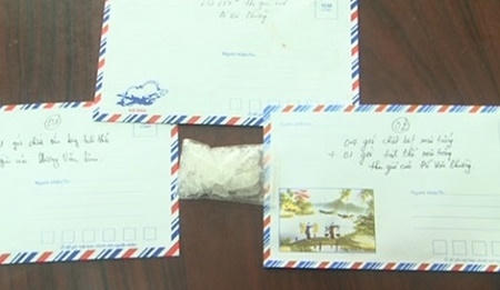 Tang vật thu giữ gồm một túi nilon tinh thể màu trắng hêrôin và ba phòng bì chứa chất ma túy tổng hợp. (Ảnh: Đông Bắc)