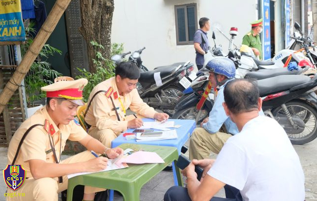 CSGT tỉnh Thanh Hóa xử lý nhiều trường hợp người dân sau khi sử dụng chất bia rượu tham gia giao thông. (Ảnh: Cục CSGT)