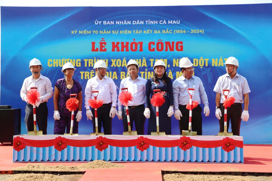 Lãnh đạo tỉnh Cà Mau cùng lãnh đạo Sở, Ban, ngành tỉnh; địa phương khởi công xóa nhà tạm, nhà dột nát trên địa bàn huyện Thới Bình (tỉnh Cà Mau).