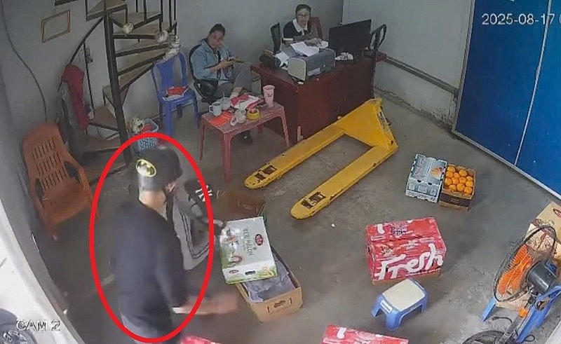 Đối tượng Đỗ Anh Tú (khoanh đỏ) xông vào nhà chém các nạn nhân. Ảnh: CAND