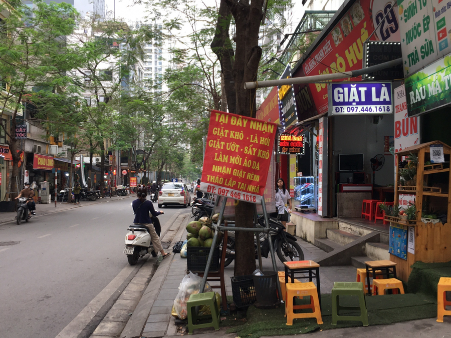 Nhiều giá đỡ được tận dụng làm nơi để quảng cáo kinh doanh, lấn chiếm vỉa hè.