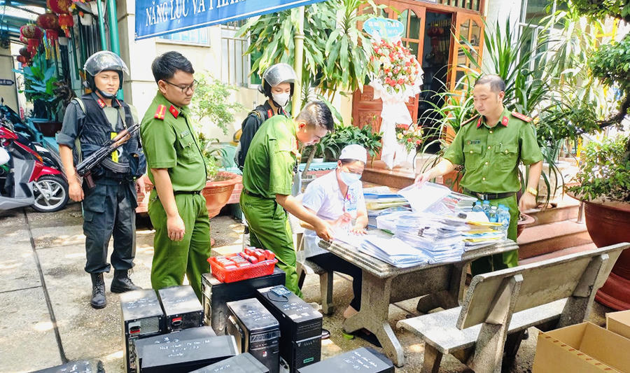 Lực lượng công an cũng tiến hành khám xét và thu giữ nhiều tài liệu, máy móc liên quan đến công tác khám bệnh của các cơ sở (ảnh: Trần Danh)