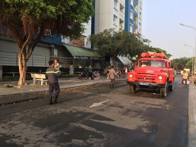 Cảnh sát PCCC vẫn túc trực tại hiện trường.