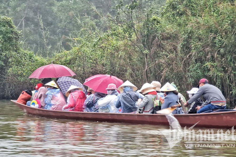 Du kh&aacute;ch đội mưa đi lễ ch&ugrave;a Hương đầu năm